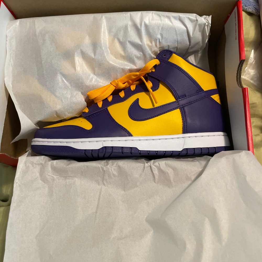 Lakers dunk